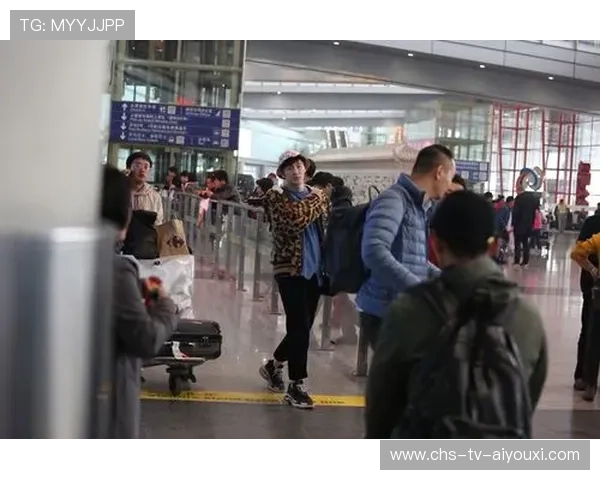 世界冠军身穿奇装异服亮相机场，引爆时尚潮流