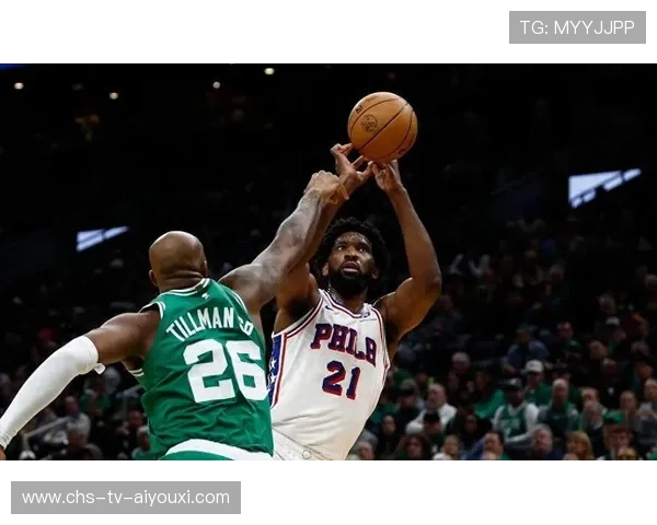 恩比德低位转身勾手命中,费城内线统治感上线 恩比德低位转身勾手命中,费城内线统治感上线